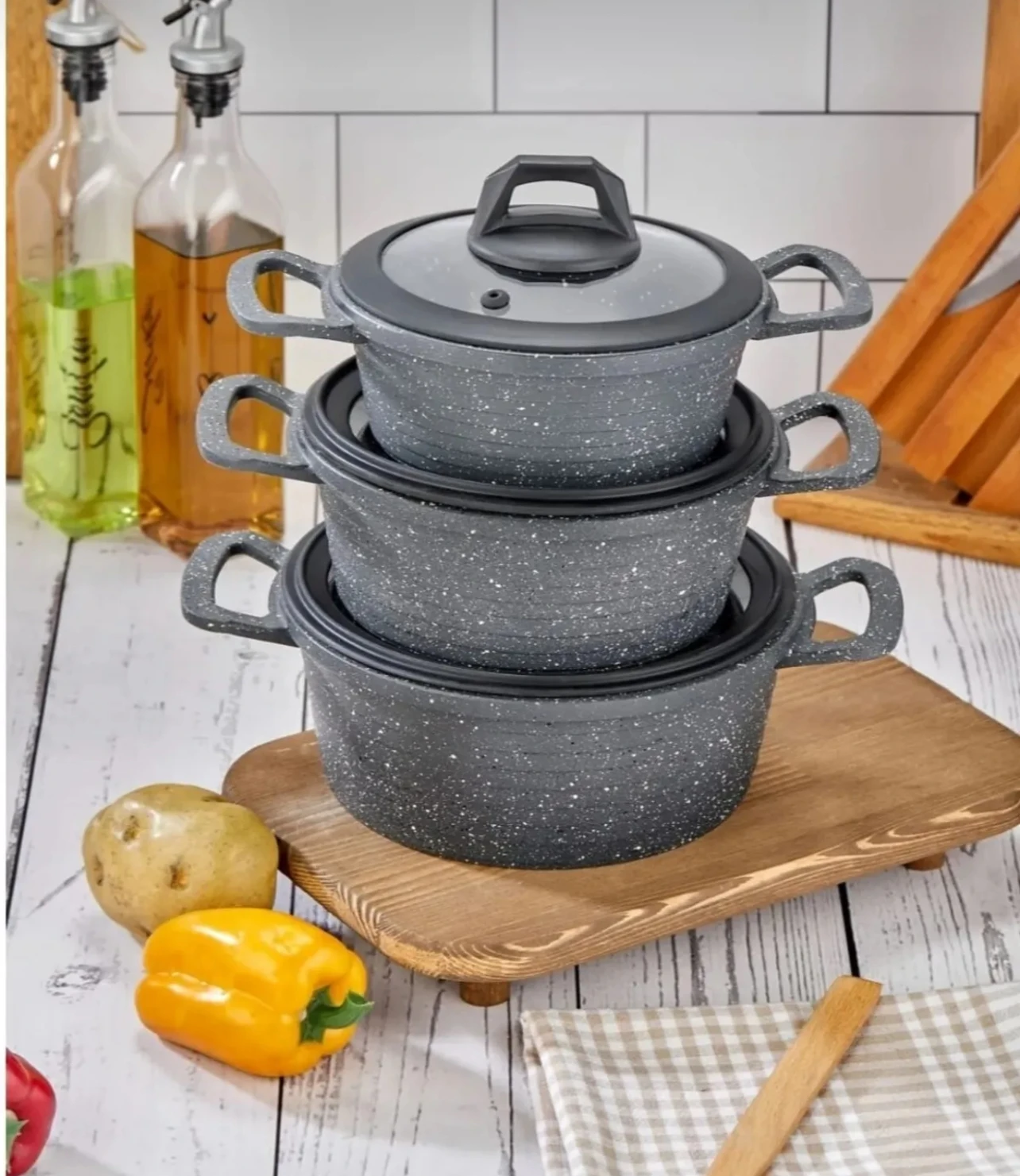 Set de 3 pièces de casseroles en fonte d'aluminium avec revêtement en granit et poignées en silicone.