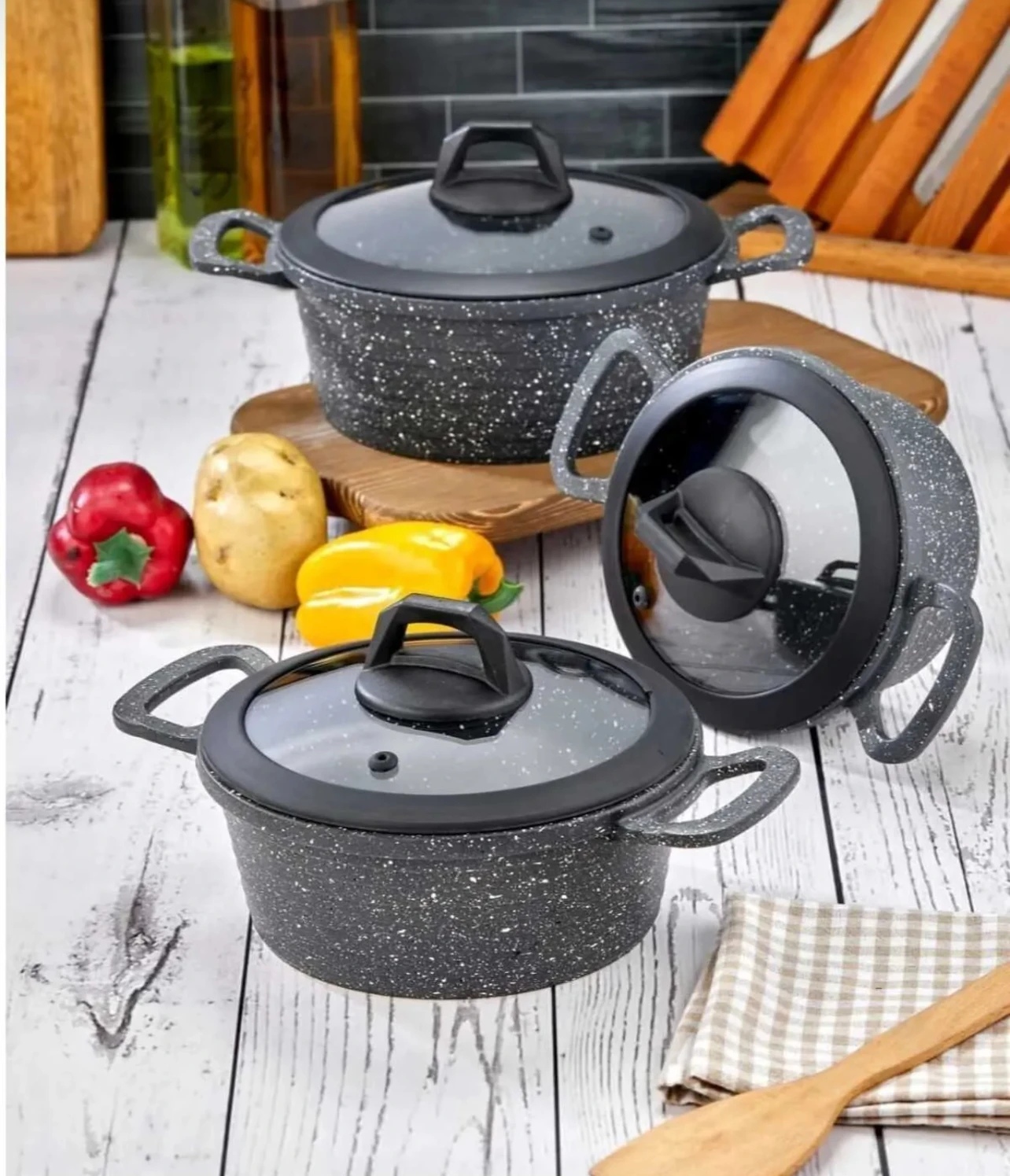 Set de 3 pièces de casseroles en fonte d'aluminium avec revêtement en granit et poignées en silicone.